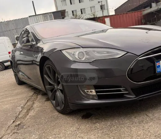 Tesla Model S 85d (2015)