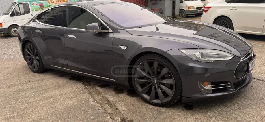 Tesla Model S 85d (2015)