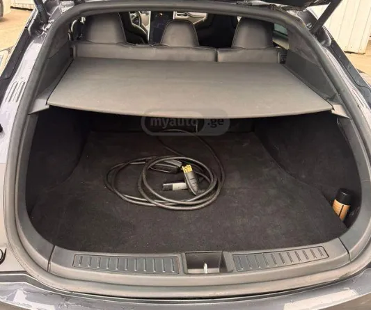 Tesla Model S 85d (2015)