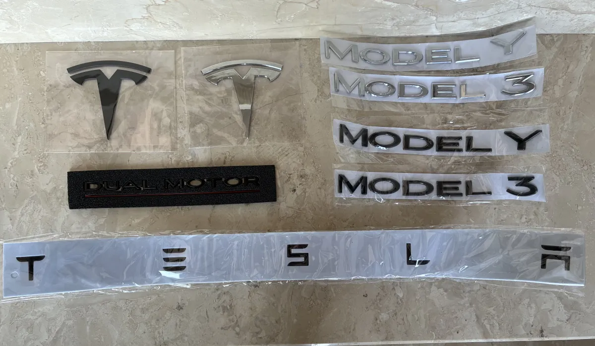 Tesla წარწერები და ლოგოები